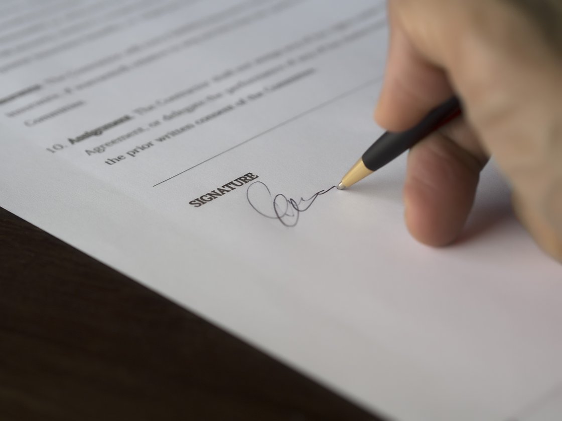 Unterschrift auf einem Dokument