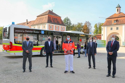 (v.l.) Prof. Bernd Kühlmuß, Kreisverbandsarzt des Deutschen Roten Kreuzes Ulm, David Richter, Geschäftsführer Deutsches Rotes Kreuz Rettungsdienst Heidenheim-Ulm gGmbH, Ludwig Merkle, Rettungsdienstleiter DRK Rettungsdienst Heidenheim-Ulm gGmbH, Prof. Rainer Przywara, Rektor der DHBW Heidenheim,  und Prof. Karl-Heinz Tomaschko vor dem Großraum-Intensivtransportwagen des DRK 