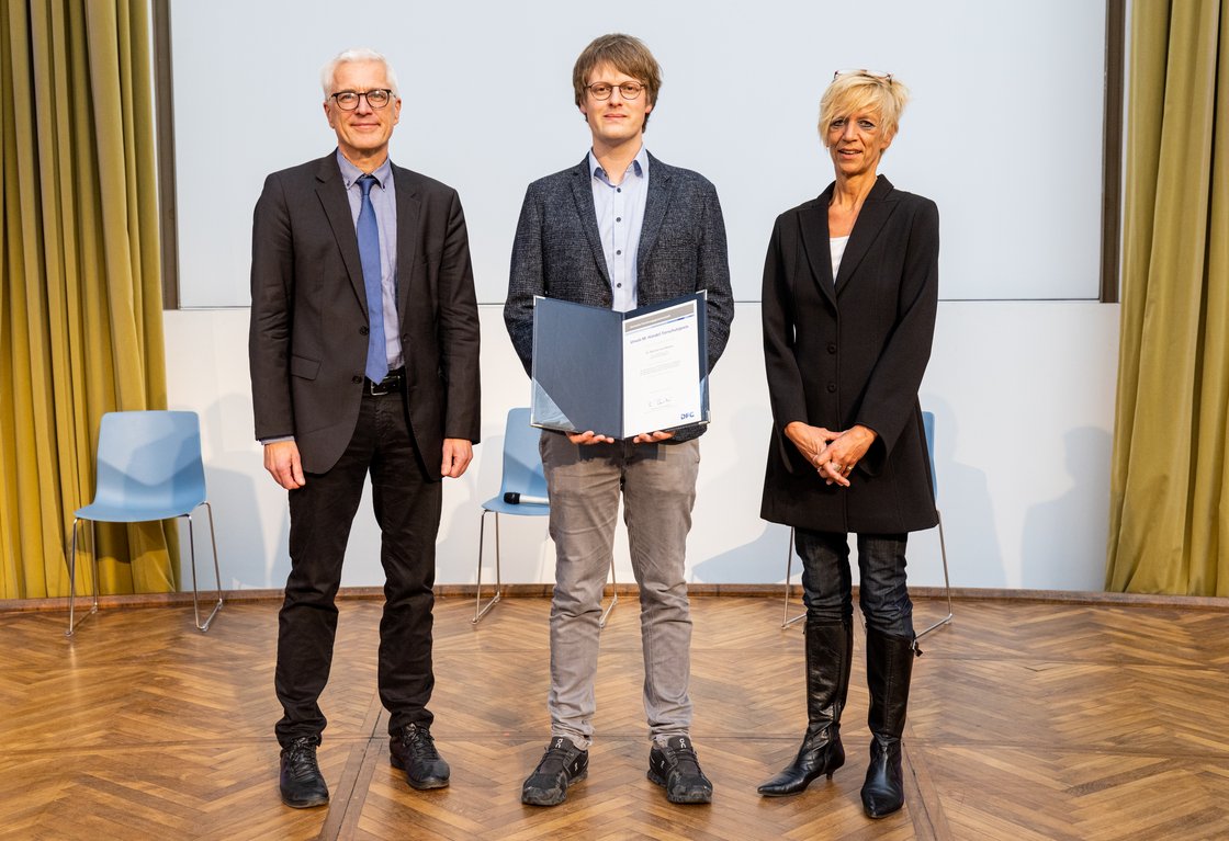 Shows a photo of Michael Melzer with the certificate of the Händel Animal Welfare Award