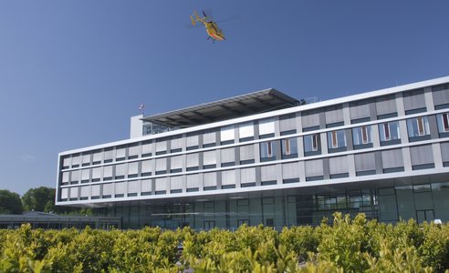 Helikopter über dem Chirurgiegebäude