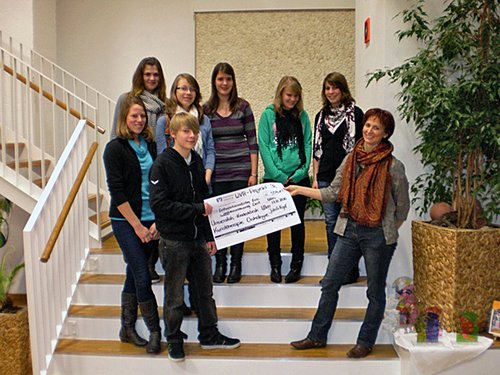 Scheckübergabe an Kunsttherapeutin Sabine Hartmann (rechts im Bild) durch eine Delegation der Klasse 9c der Realschule Gerstetten. (Foto: nn)