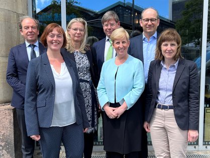 Direktor*innen der ausgewählten DZKJ-Partnerstandorte (v.l.): Prof. Dr. Klaus-Michael Debatin (Ulm und stellvertretender Sprecher DZKJ), Prof. Dr. Neeltje van den Berg (Greifswald/Rostock), Prof. Dr. Antje Körner (Leipzig/Dresden), Prof. Dr. Christoph Klein (München), Prof. Dr. Ania Muntau (Hamburg), Prof. Dr. Marcus Mall (Berlin), Prof. Dr. Jutta Gärtner (Göttingen und Sprecherin DZKJ)