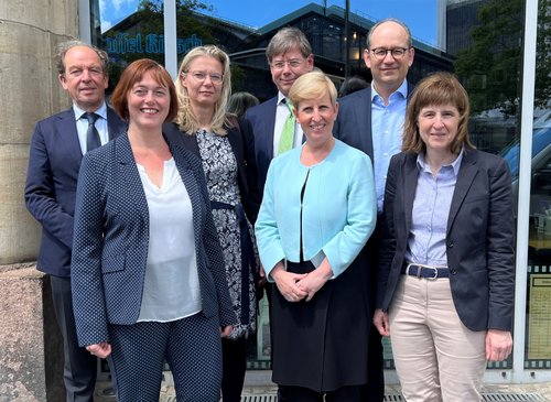 Direktor*innen der ausgewählten DZKJ-Partnerstandorte (v.l.): Prof. Dr. Klaus-Michael Debatin (Ulm und stellvertretender Sprecher DZKJ), Prof. Dr. Neeltje van den Berg (Greifswald/Rostock), Prof. Dr. Antje Körner (Leipzig/Dresden), Prof. Dr. Christoph Klein (München), Prof. Dr. Ania Muntau (Hamburg), Prof. Dr. Marcus Mall (Berlin), Prof. Dr. Jutta Gärtner (Göttingen und Sprecherin DZKJ)
