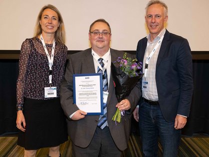 Dr. Thomas Ettrich (m.) bei der Verleihung des AIO-Wissenschaftspreises. 