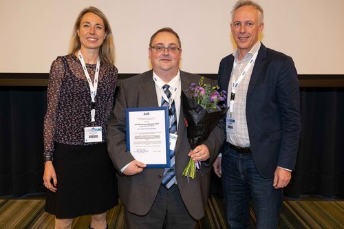 Dr. Thomas Ettrich (m.) bei der Verleihung des AIO-Wissenschaftspreises. 