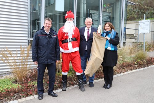 Der Nikolaus ist samt Geschenkesack wohlbehalten unten angekommen (v.l.n.r.): Feuerwehrkommandant der Feuerwehr Ulm Adrian Röhrle, Höhenretter Christian Hagg, Ärztlicher Direktor der Klinik Prof. Jörg Fegert und Staatssekretärin Ekin Deligöz.