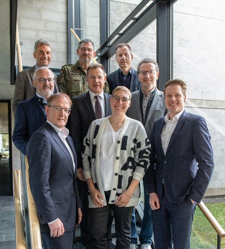 Die Mitglieder des Lenkungsausschusses „Regionale Gesundheitsversorgung. v.l.n.r. – oben: Stellvertretender Landrat Erich Winkler, Landkreis Neu-Ulm; Generalarzt Dr. Johannes Backus, Leitender Ärztlicher Direktor und Kommandeur Bundeswehrkrankenhaus Ulm; Prof. Dr. Udo X. Kaisers, Leitender Ärztlicher Direktor und Vorstandsvorsitzender Universitätsklinikum Ulm; Mitte: Prof. Dr. Florian Gebhard, stellvertretender Leitender Ärztlicher Direktor Universitätsklinikum Ulm; Landrat Heiner Scheffold, Alb-Donau-Kreis; Dr. Michael Glück, Ärztlicher Direktor der Kliniken der Kreisspitalsstiftung Weißenhorn; unten: Markus Mord, Geschäftsführer ADK GmbH für Gesundheit und Soziales; Landrätin Eva Treu, Landkreis Neu-Ulm; Michael Dahlmann, Geschäftsführer ADK GmbH für Gesundheit und Soziales