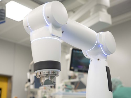 Der OP-Roboter ist dem menschlichen Arm nachempfunden und besteht aus verschiedenen Gelenken und Greifhalterungen.