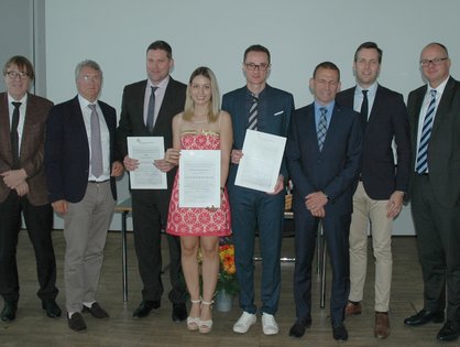 Die Preisträger mit dem Vorstand der Dres-Bayer-Stiftung (v.li.): Prof. Dr. Lothar Kanz, Prof. Dr. Claus D. Claussen (beide Universität Tübingen), die Preisträger PD Dr. Johannes Lemke und Dr. Marie-Nicole Theodoraki (beide Universität Ulm), Dr. Dietrich Alexander Ruess (Universität Freiburg), Dominik Schuster (Steuerberater, Ravensburg) und Prof. Dr. Martin Heuschmid (Klinikum Ravensburg) sowie Ulrich Kern (Deutsche Bank, Stuttgart)