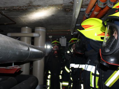 Die Freiwillige Feuerwehr Biburg führte eine Atemschutzübung in den Versorgungskanälen am Mi-chelsberg durch.
