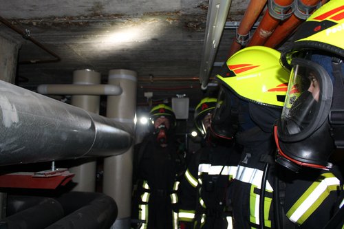 Die Freiwillige Feuerwehr Biburg führte eine Atemschutzübung in den Versorgungskanälen am Mi-chelsberg durch.
