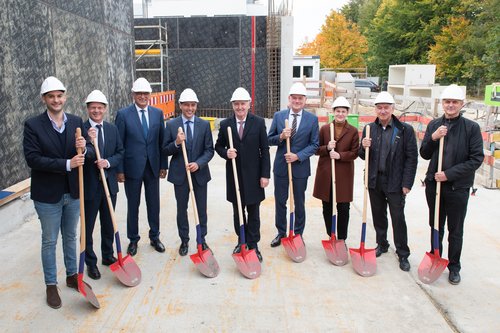 Dr. Danyal Bayaz, Finanzminister Baden-Württemberg; Prof. Michael Weber, Präsident Universität Ulm; Gunter Czisch, Oberbürgermeister Ulm; Prof. Markus Huber-Lang, Gründungsdirektor MTW; Wilmuth Lindenthal, Leitender Baudirektor Vermögen und Bau Baden-Württemberg Amt Ulm; Dr. Hans J. Reiter, Ministerialdirektor Ministerium für Wissenschaft, Forschung und Kunst Baden-Württemberg; Prof. Anita Ignatius, stv. Gründungsdirektorin MTW; Prof. Thomas Wirth, Dekan Medizinische Fakultät und Till Behnke, Heinle, Wischer und Partner Freie Architekten (v.l.) 