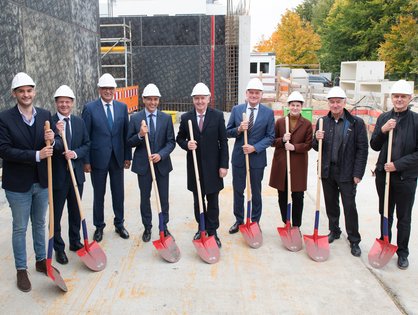 Dr. Danyal Bayaz, Finanzminister Baden-Württemberg; Prof. Michael Weber, Präsident Universität Ulm; Gunter Czisch, Oberbürgermeister Ulm; Prof. Markus Huber-Lang, Gründungsdirektor MTW; Wilmuth Lindenthal, Leitender Baudirektor Vermögen und Bau Baden-Württemberg Amt Ulm; Dr. Hans J. Reiter, Ministerialdirektor Ministerium für Wissenschaft, Forschung und Kunst Baden-Württemberg; Prof. Anita Ignatius, stv. Gründungsdirektorin MTW; Prof. Thomas Wirth, Dekan Medizinische Fakultät und Till Behnke, Heinle, Wischer und Partner Freie Architekten (v.l.) 